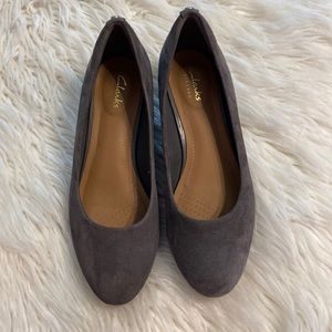 CLARKS Artisan Shoes size 6.5 gray color excellent condition see pictures